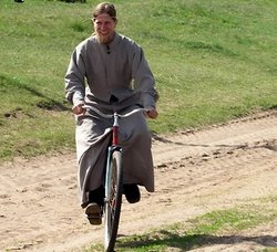 Священик на велосипеді Священик на велосипеді